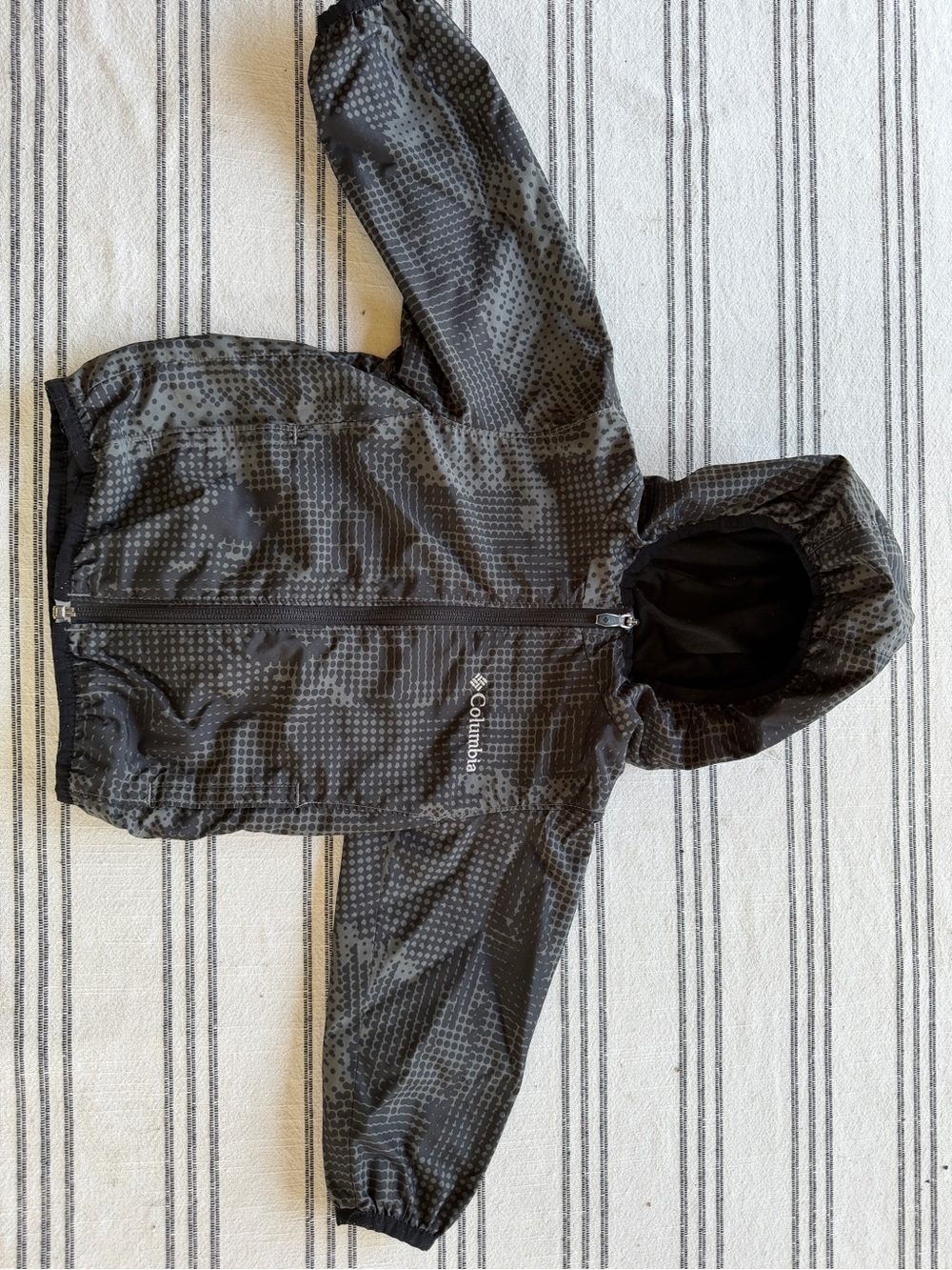 Columbia little Kids Black Hooded Wind Jacket with Gray Dot Pattern 2T
